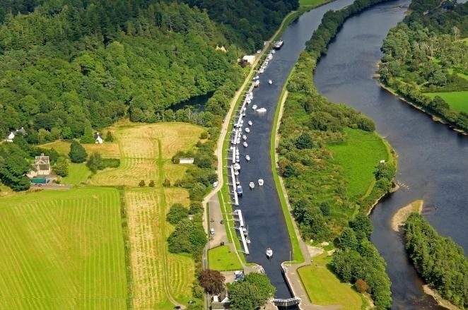 Dochgarroch (Escocia) CRUCEROS FLUVIALES ESCOCIA CRUCEROS FLUVIALES HIGHLANDS CRUISES SCOTLAND SOTTISH HIGHLANDER CRUISES BARGE CRUISES SCOTLAND UNITED KINGDOM CRUISES FAMILY CRUISES SCOTLAND CHARTER CRUISES DOCHGARROCH